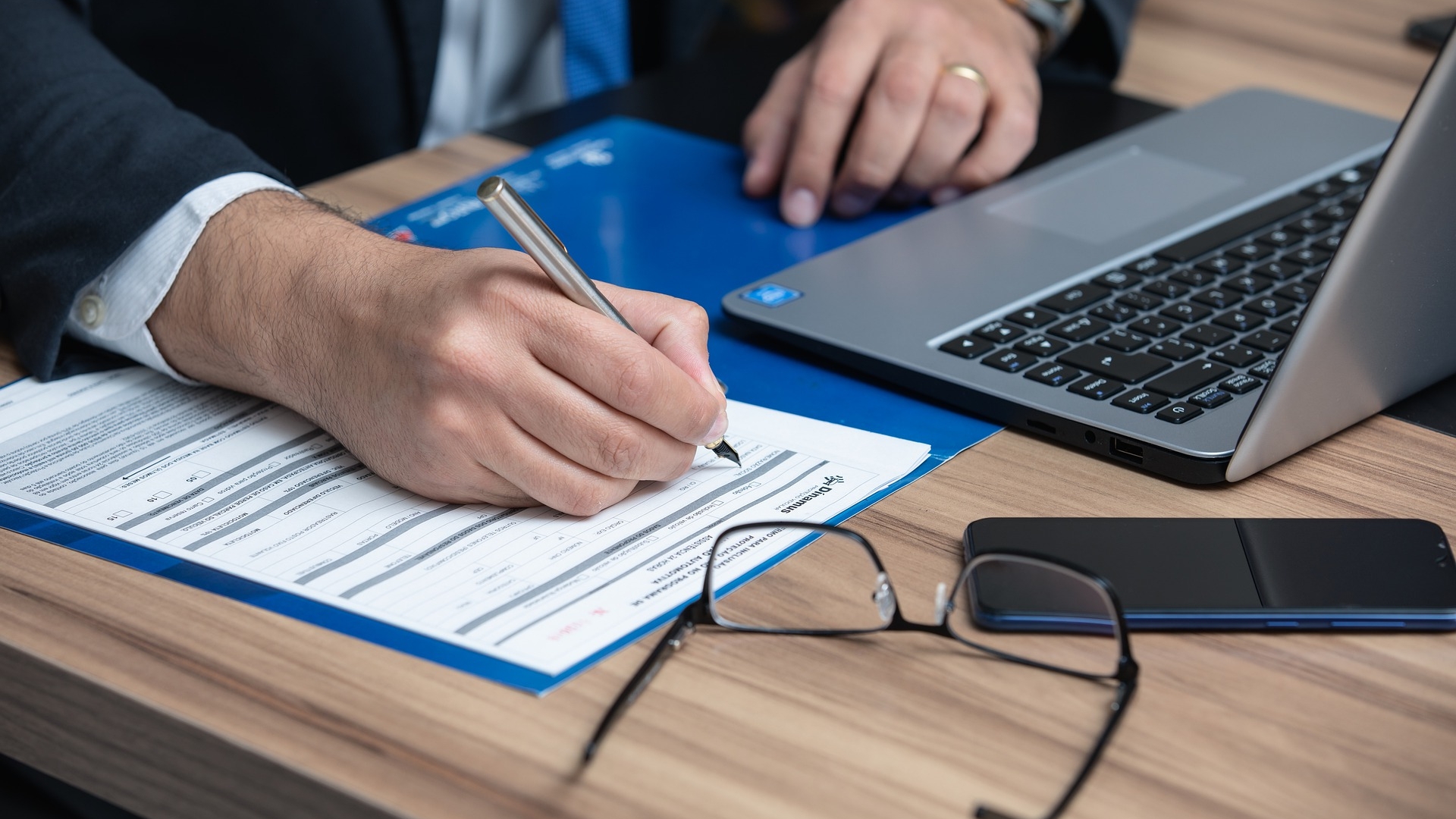 S-a dat legea Revisal! Cum îşi pot verifica angajaţii online vechimea în muncă? Vezi dacă angajatorul îţi plăteşte taxele