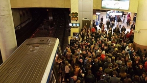 Clipe de panică la mai multe staţii de metrou din Capitală! Trei femei au leşinat