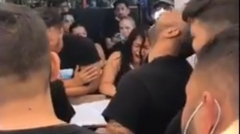 Scene ULUITOARE la căpătâiul lui Emi Pian! Sorin Copilul de Aur a căzut în genunchi în timp ce cânta + Interlopii au ”aruncat” cu bani VIDEO