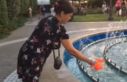 O femeie din Iași, surprinsă cum spală olița copilului în fântâna unui parc! Cum a reacționat când a fost luată la rost de ceilalți oameni