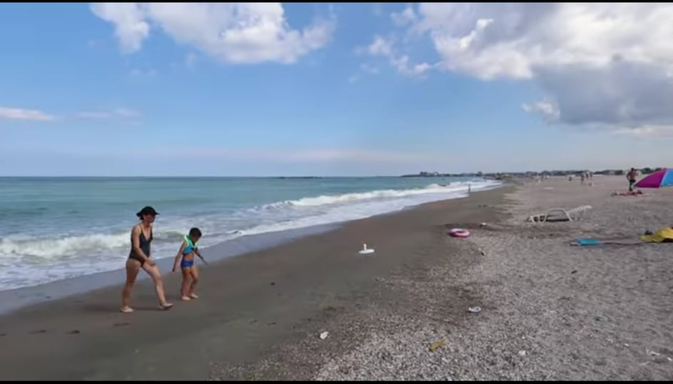 Câte minute faci pe plajă, de la șezlong până la mare, în stațiunea Mamaia. Un cuplu a cronometrat „experiența”