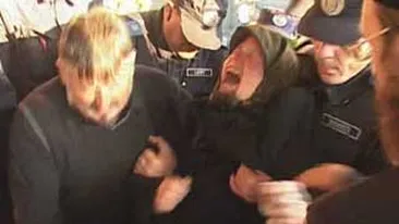 VIDEO O femeie posedata, la un pas sa darame racla cu moastele Sfintei Parascheva!