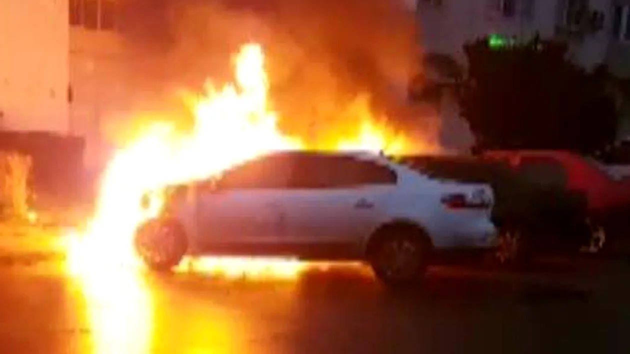 Torţe pe roţi! Trei maşini au luat foc în Târgovişte
