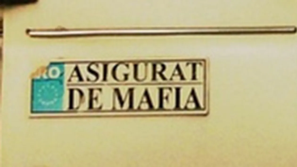 Asigurat de mafia Soferul unei Dacii Papuc din Capitala starneste hohote de ras cand iese in trafic! Ce ascunde acest mesaj