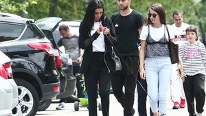 Sexy-nora lui ”Tata Puiu” s-a integrat de minune în familie, cu tot cu… căţel!