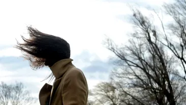 Meteorologii avertizează! Cod galben de ninsori și viscol în zeci de județe