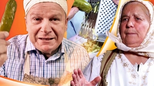 Imagini demențiale cu Aurel Tămaș & bunicuța-virală de pe YouTube. S-au filmat în timp ce…