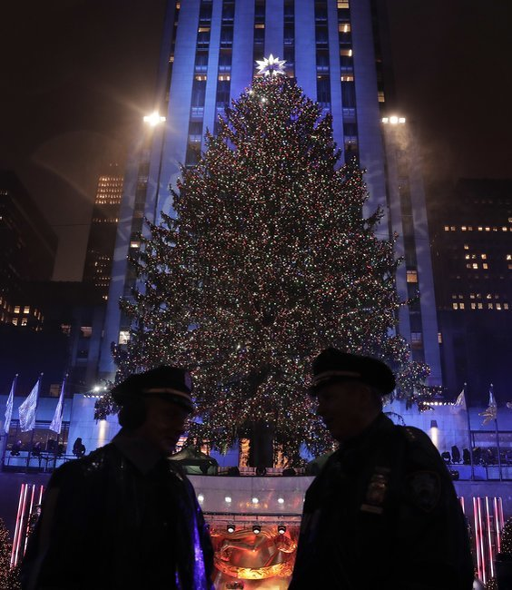 S-au aprins luminiţele în celebrul Rockefeller Center din New York! Vezi cum arată bradul din acest an. Imaginile sunt spectaculoase