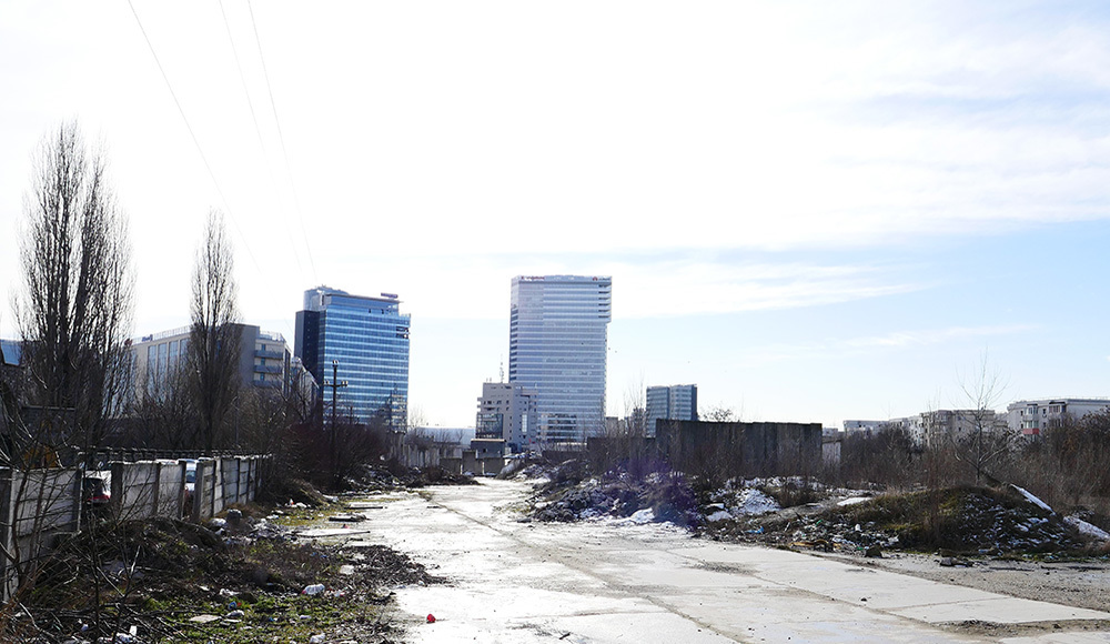 Vizavi de terenul uriaş deţinut de Iacov & comp. se află Nusco Tower (stânga) şi o altă clădire de birouri (dreapta)