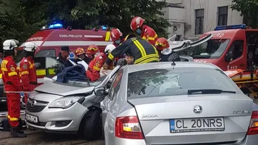 Persoană rănită într-un accident produs în centrul Capitalei. A fost nevoie de intervenția descarcerării. VIDEO