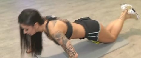 Roxana Vancea, ipostaze de infarct! Şi-a arătat fundul în direct la tv