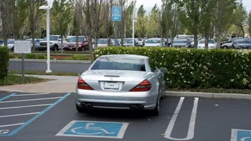 Cum a reuşit Steve Jobs să meargă cu o maşină neînmatriculată iar poliţia să nu-i facă nimic. Trucul folosit de miliardar