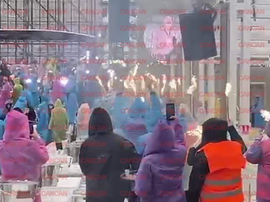 În pelerine de ploaie și cu glugile pe cap, românii s-au distrat la malul mării.
