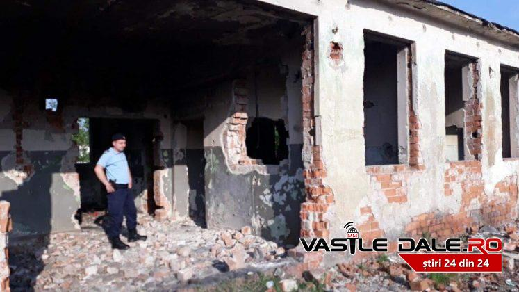 Polițiștii anchetează locul crimei, unde a fost găsită fetița de cinci ani
Foto: vasiledale.ro