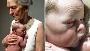 La prima vedere, crezi că priveşti poza unei bunici care îşi ţine nepotul în braţe! Nimic mai fals, iar adevărul te va şoca