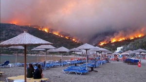 Pleci in Grecia in vacanta?! Mai gandeste-te... Vezi imaginile care te vor face sa lesini de frica - Turistii stau pe sezlonguri la plaja, iar la cativa zeci de metri de ei incendii devastatoare rad padurile