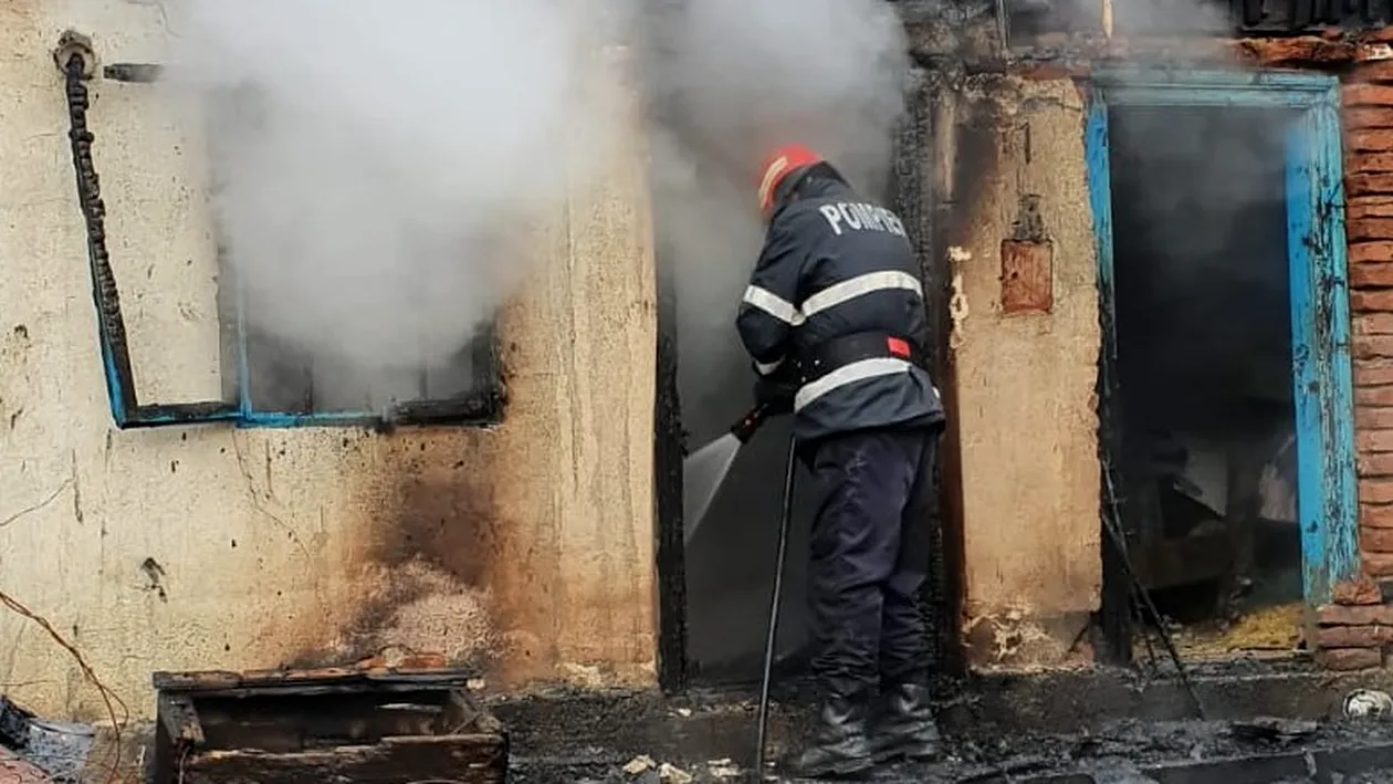 Un bătrân din Argeș a murit în casa cuprinsă de flăcări