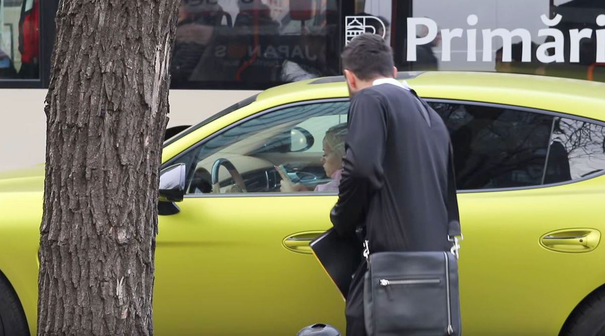 Un preot s-a apropiat de geamul Porsche-ului condus de Anda Adam și i-a cerut bani. Ce a urmat e neașteptat