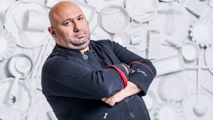 Chef Scărlătescu renunță la șorțul de bucătar? Imaginea care îl dă de gol