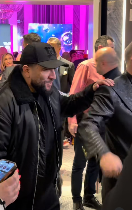 Tzancă Uraganu și Gigi Becali au făcut skandenberg în public, în cel mai scurt meci pe care l-ai văzut/ sursă foto: TikTok