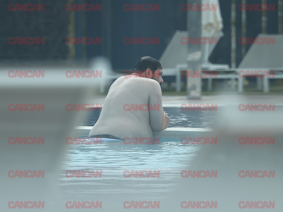Manelistul s-a răcorit în piscină Foto CANCAN.RO