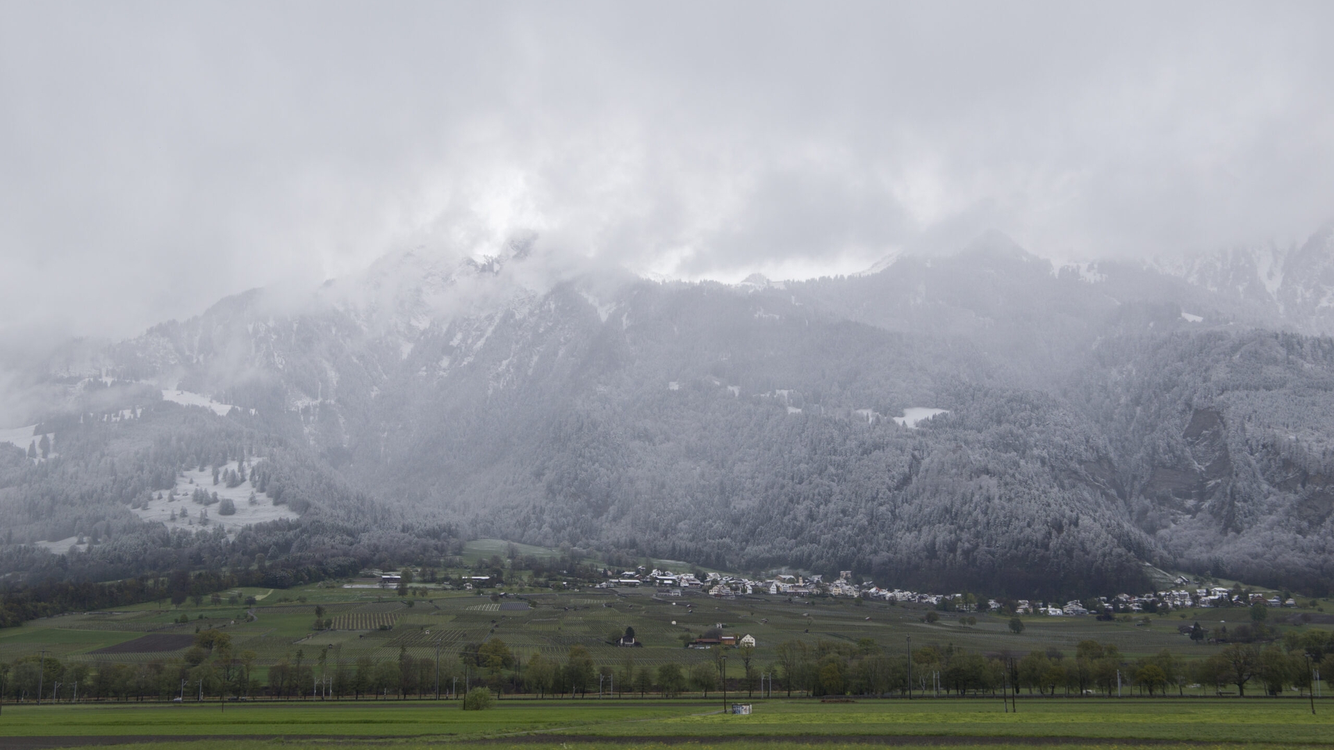 Prognoza meteo azi, 18 aprilie 2026. Se întoarce iarna? Rafale puternice de vânt și precipitații mixte la munte în România în următoarele 24 de ore