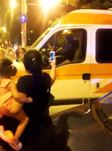 Oamenii au huiduit ambulanța