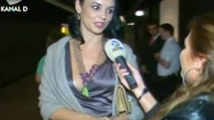 Andreea Marin intr-o ipostaza aproape indecenta! Uite cum i-a iesit sanul afara din decolteul generos in timpul unui interviu!