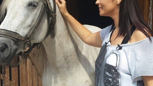 Andreea Marin arata ca o pustoaica! S-a pozat in natura si pare mai fericita ca oricand! Vezi lucrul de care nu se poate lipsi