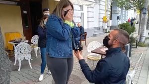 Și-a cerut iubita de soție în timp ce jandarmii îl percheziționau! S-a întâmplat în Bistrița, iar surpriza a fost de proporții