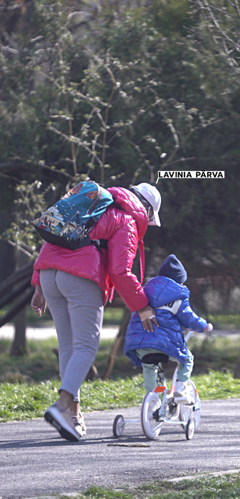 Lavinia Pîrva, în Parcul Circului, alături de fiul ei (Foto: CANCAN.RO)