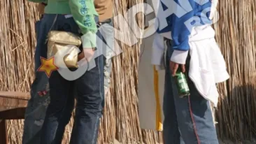 Imagini de colectie cu Andreea de la Masterchef!   Casnica si Cosmina au fost prietene la catarama! Uite cum o ardeau la Vama Veche, nemachiate, cu suzete atarnate de gat si cu beri in mana!