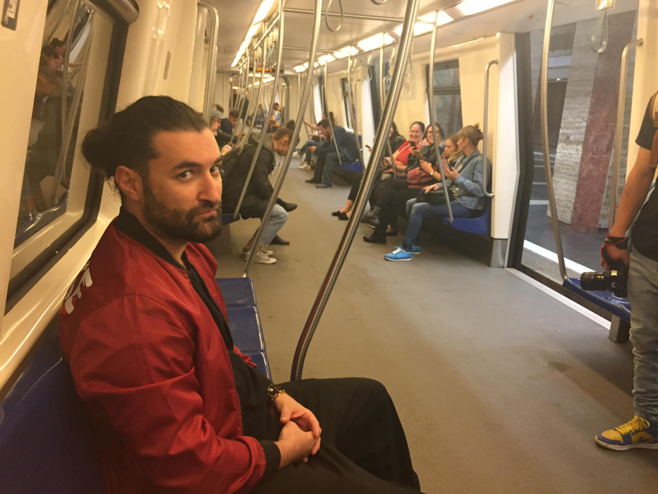 Surpriză: cine a fost fotografiat în metroul din București! Călătorii au crezut că nu văd bine
