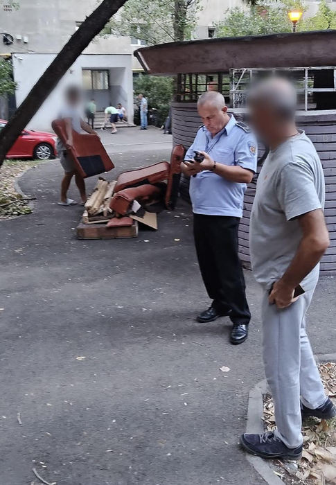 O femeie a primit amendă, după ce a arunat mobila pe domeniul public. Sursa foto: Poliția Locală Sector 6 / Facebook