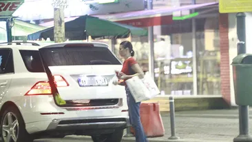 A ieşit din casă nemachiată şi în papuci. Unde am filmat-o pe Elena Băsescu la 1 noaptea… Sigur nu ghiciţi din 10 încercări!