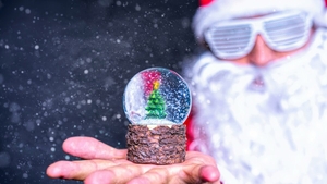 Globul de zăpadă, invenția care a apărut dintr-o greșeală: cum o idee pentru sălile de operație a devenit simbolul Crăciunului