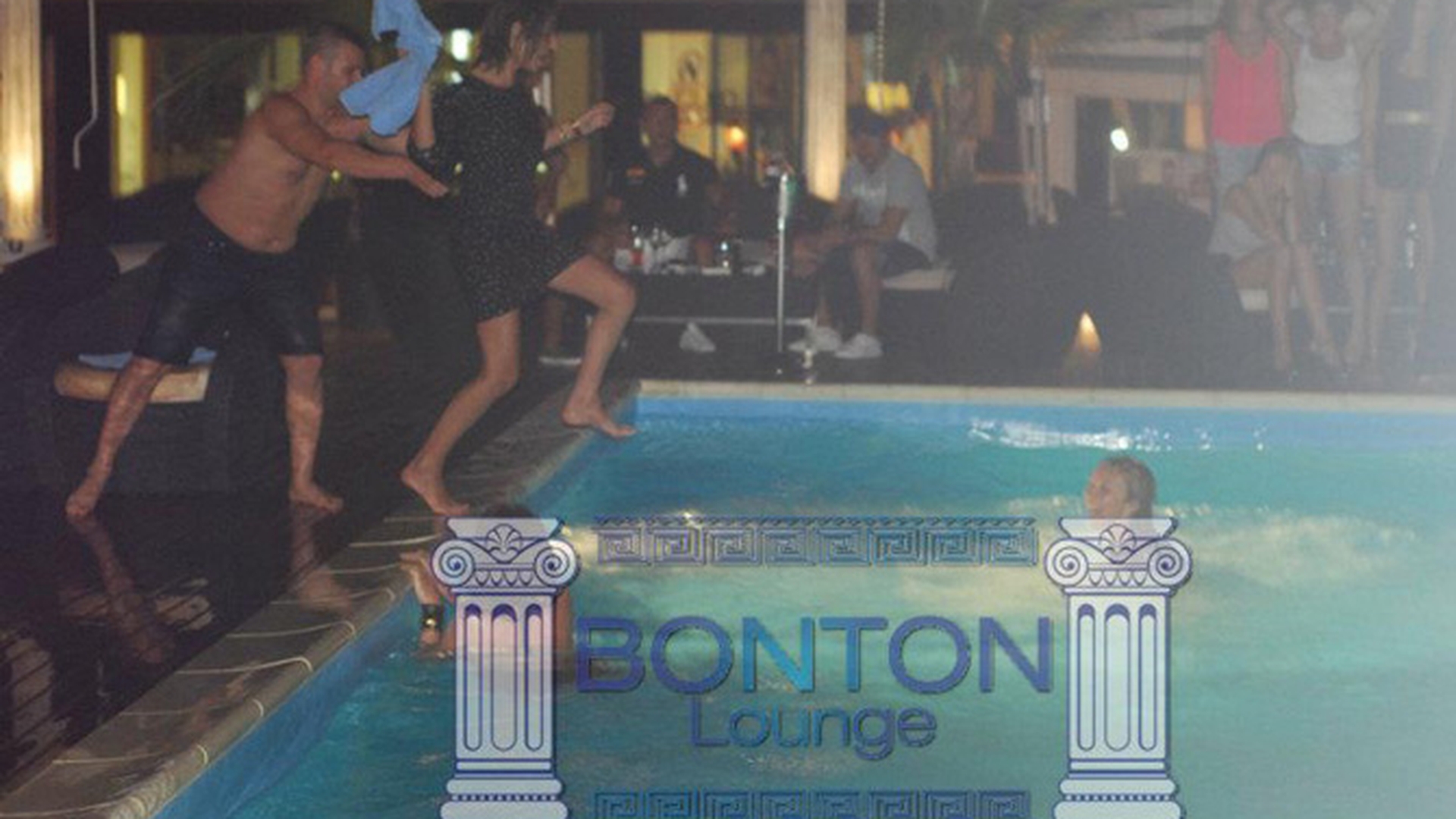 Uite cum se distreaza fiicele de milionari! Adda Burton s-a aruncat imbracata in piscina si a dansat uda pana dimineata!