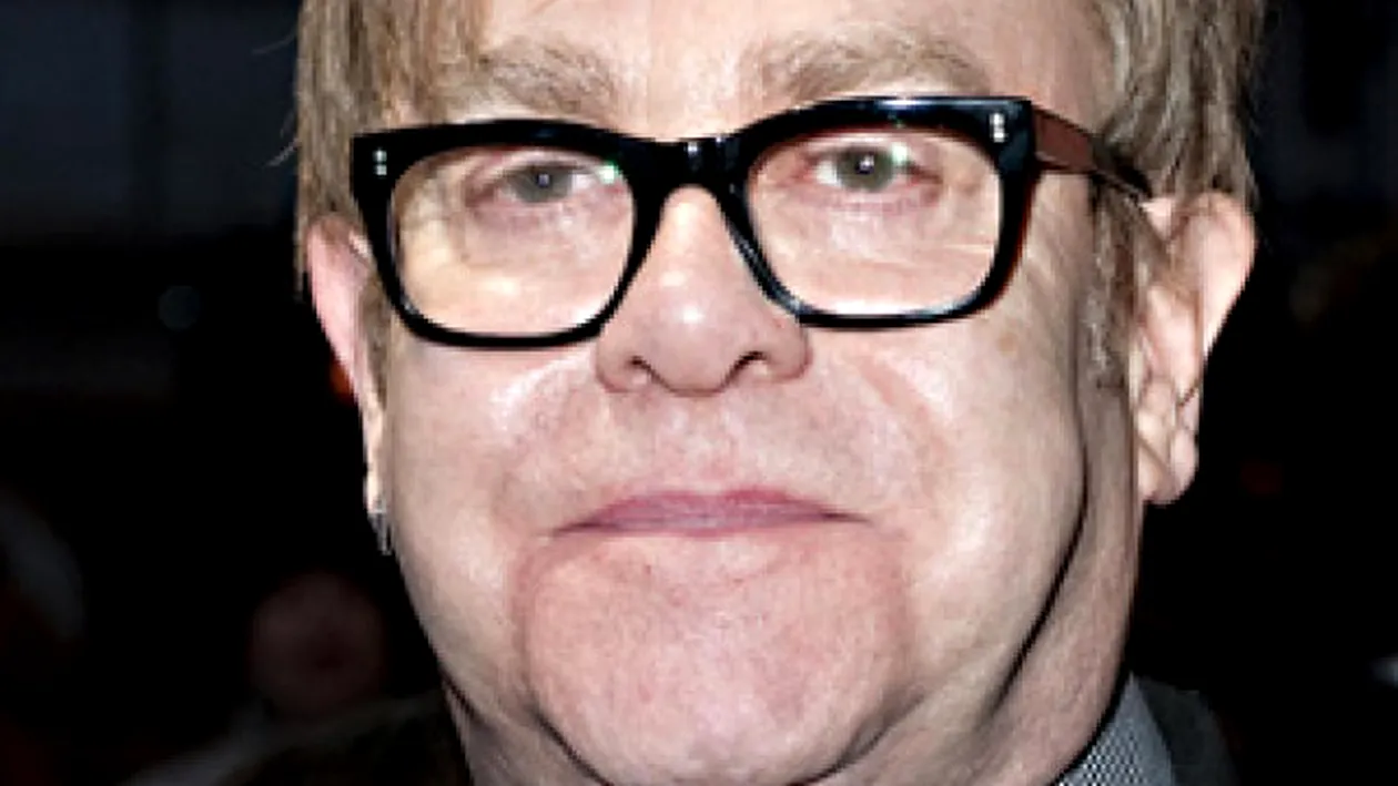 Elton John spune ca a facut sex cu un spion KGB pe acoperisul unui hotel