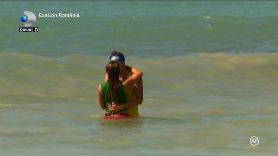 Exatlon 1 noiembrie. Iulian Pîtea şi mexicanca Ana, săruturi pătimaşe în apele oceanului