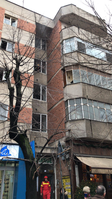 VIDEO / Alertă în Bucureşti! Zeci de oameni evacuaţi, după ce un apartament a luat foc. Sunt victime