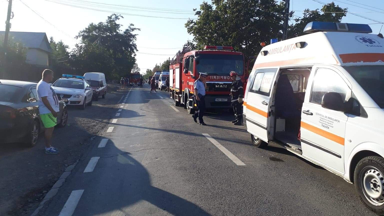 O femeie și un copil au murit după ce o mașină a intrat peste ei în curte. Șoferul a fugit și este căutat de poliție