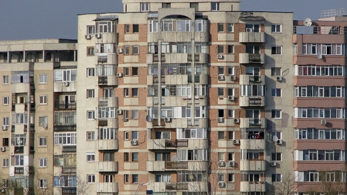 Un bărbat din Ploieşti şi-a cumpărat 3 apartamente cu 135.000 de euro, dar n-a ajuns să locuiască în niciunul. Ce a descoperit, când a mers să-şi vadă casele