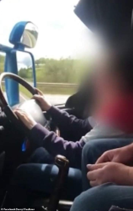 O copilă de 12 ani a fost filmată în timp ce conducea un camion pe autostradă. Imaginile au stârnit revoltă