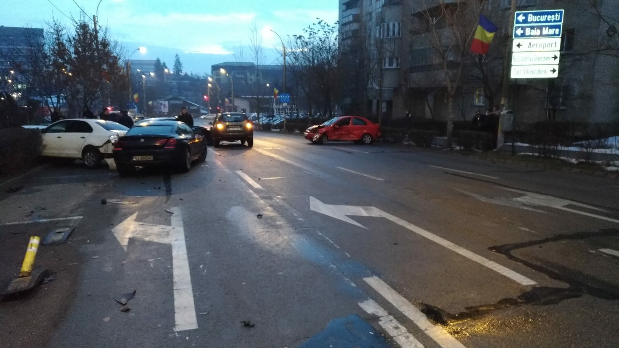 Accident spectaculos în Cluj-Napoca! Cinci mașini distruse din cauza neatenției la volan