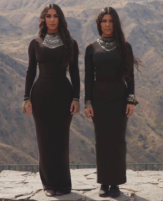 Kim Kardashian, gafă uriașă de ziua surorii sale. Amuzată, Kourtney Kardashian a publicat imaginile rușinoase | FOTO