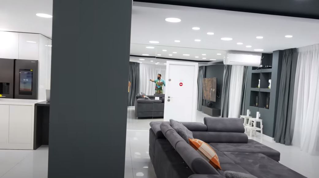 Parterul vilei în care locuiește artistul Dorian Popa