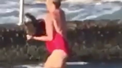 A început să se lupte cu un rechin sub privirile îngrozite ale fiicei sale care filma totul! Femeia a devenit rapid vedetă şi a fost numită o eroină