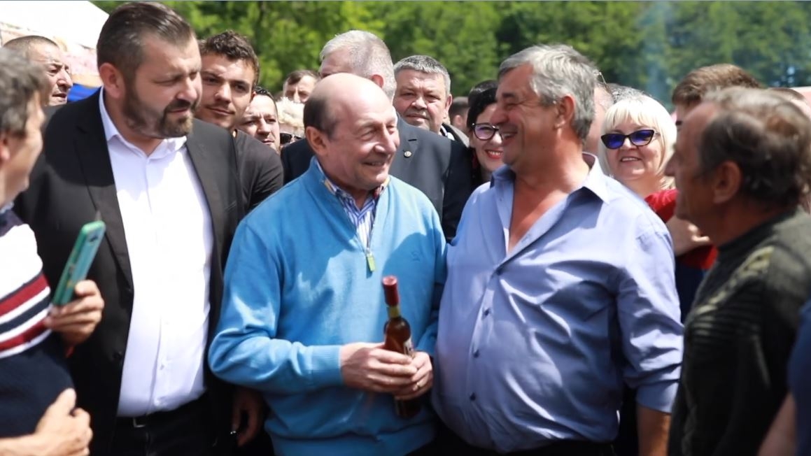 Traian Băsescu, asaltat de mulțime în Maramureș! Ce cadou a primit fostul președinte al României