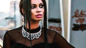 LAURETTE e pusă pe mari schimbări! După ce şi-a etalat „şunculiţele“ în toată splendoarea lor, bruneta a arătat tuturor asta