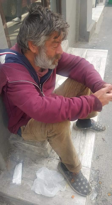 Laurențiu a absolvit Politehnica din București și a ajuns cerșetor. Povestea lui e cutremurătoare